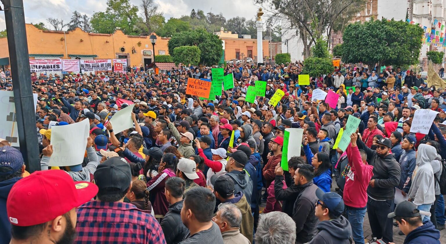 Mineros Y Transportistas Protestan En Zimap N E Increpan Al Alcalde